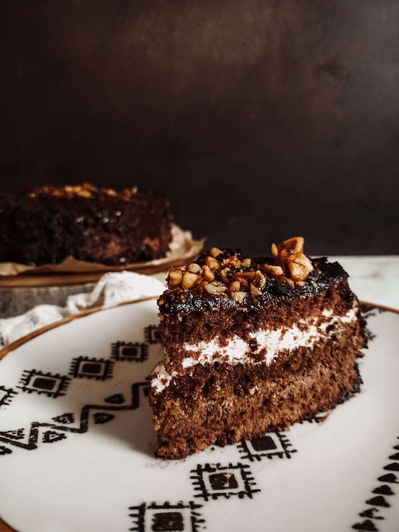 Gâteau au chocolat moelleux à l'huile d'olive (Stelios Parliaros) 1 Gâteau au chocolat moelleux à l'huile d'olive et aux noix, part sur assiette