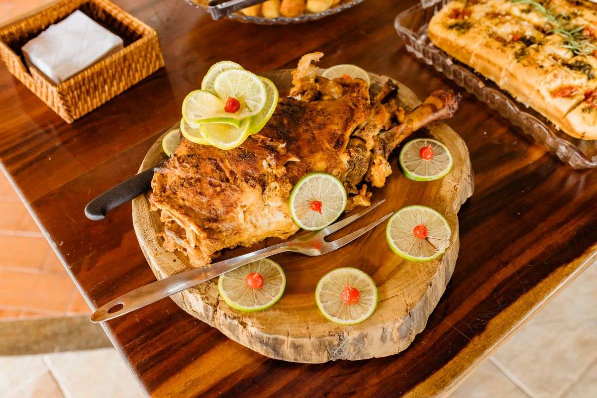 Gigot d agneau roti au miel cretois et thym, tranche sur planche