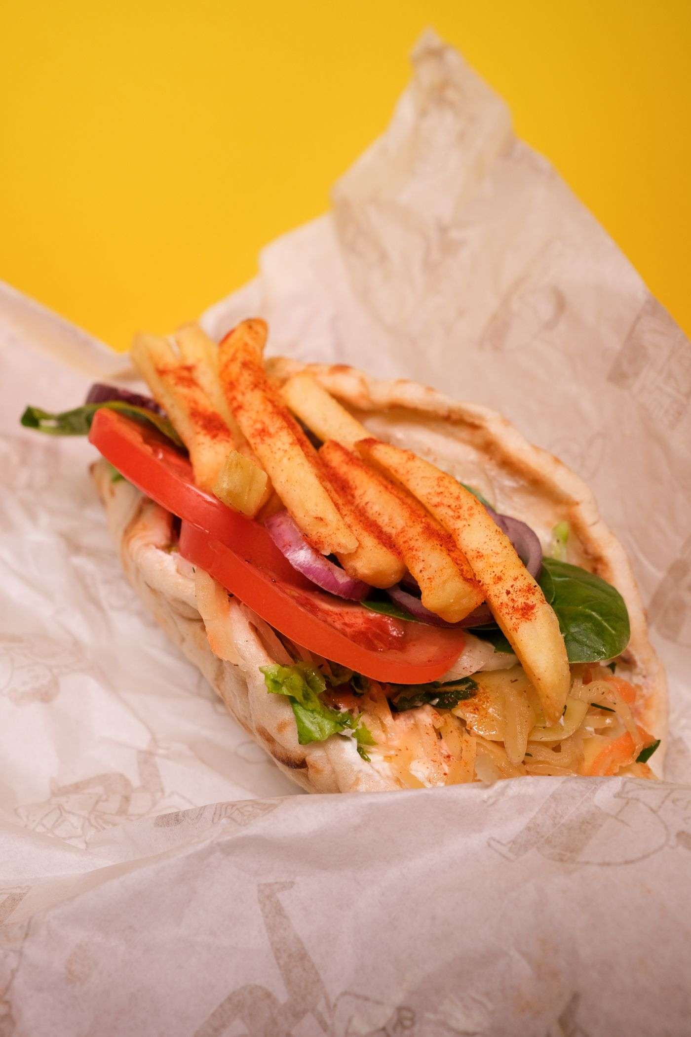 Gyros de porc grec en pita avec frites tomates oignons et tzatziki