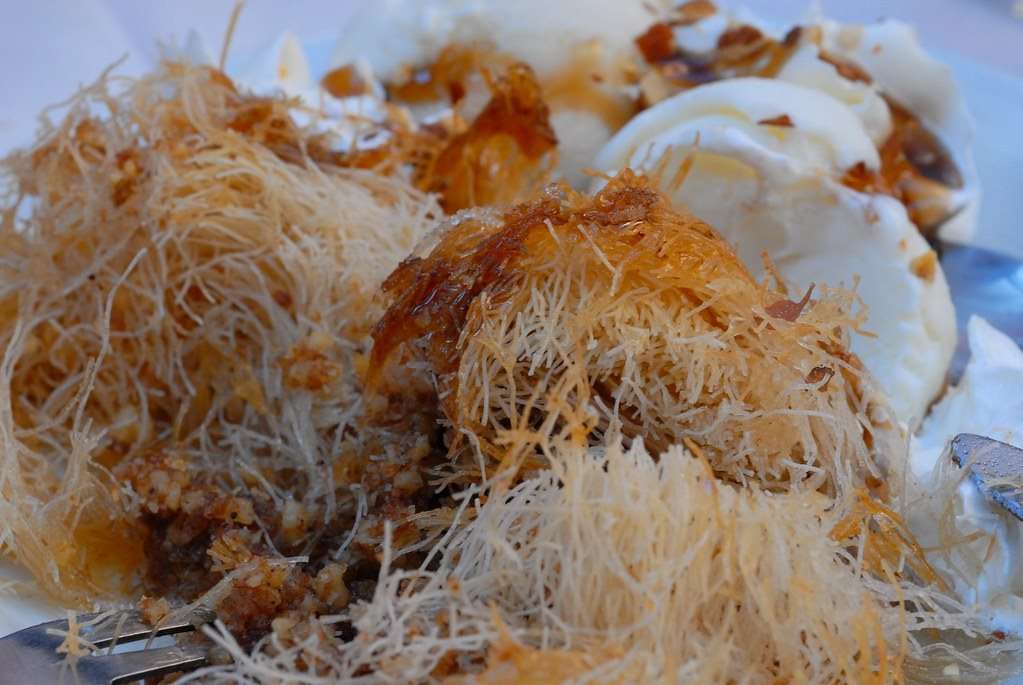 Kadaifi aux noix 1 Kadaifi aux noix grec, nids de cheveux d'ange dorés au sirop avec farce noix et cannelle