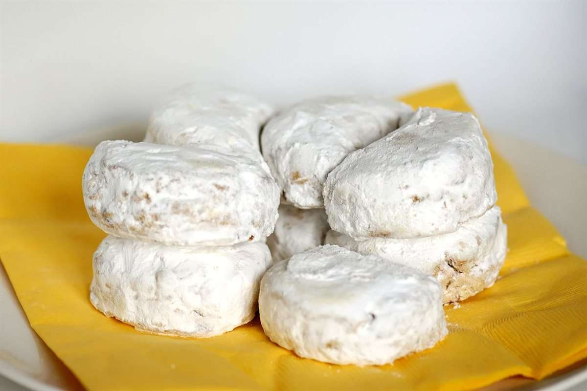 Kourabiedes - Sablés grecs aux amandes 1 Kourabiedes, sablés grecs aux amandes couverts de sucre glace comme des boules de neige