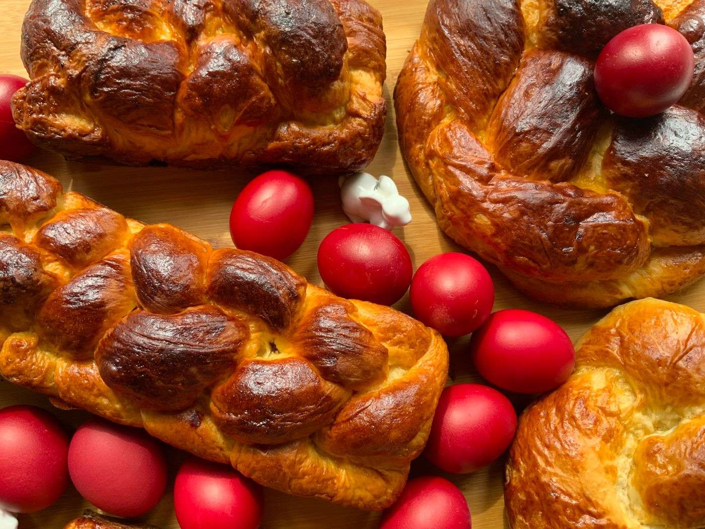 Lambrokoulouro, brioche de Pâques crétoise tressée avec œufs rouges, parfumée au mahlepi et au mastic de Chios
