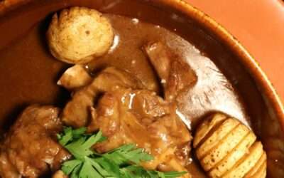 Les coutumes et traditions de la célébration de Pâques orthodoxe en Grèce : focus sur les traditions pascales grecques. 3 Lapin aux oignons – Stifado cretois