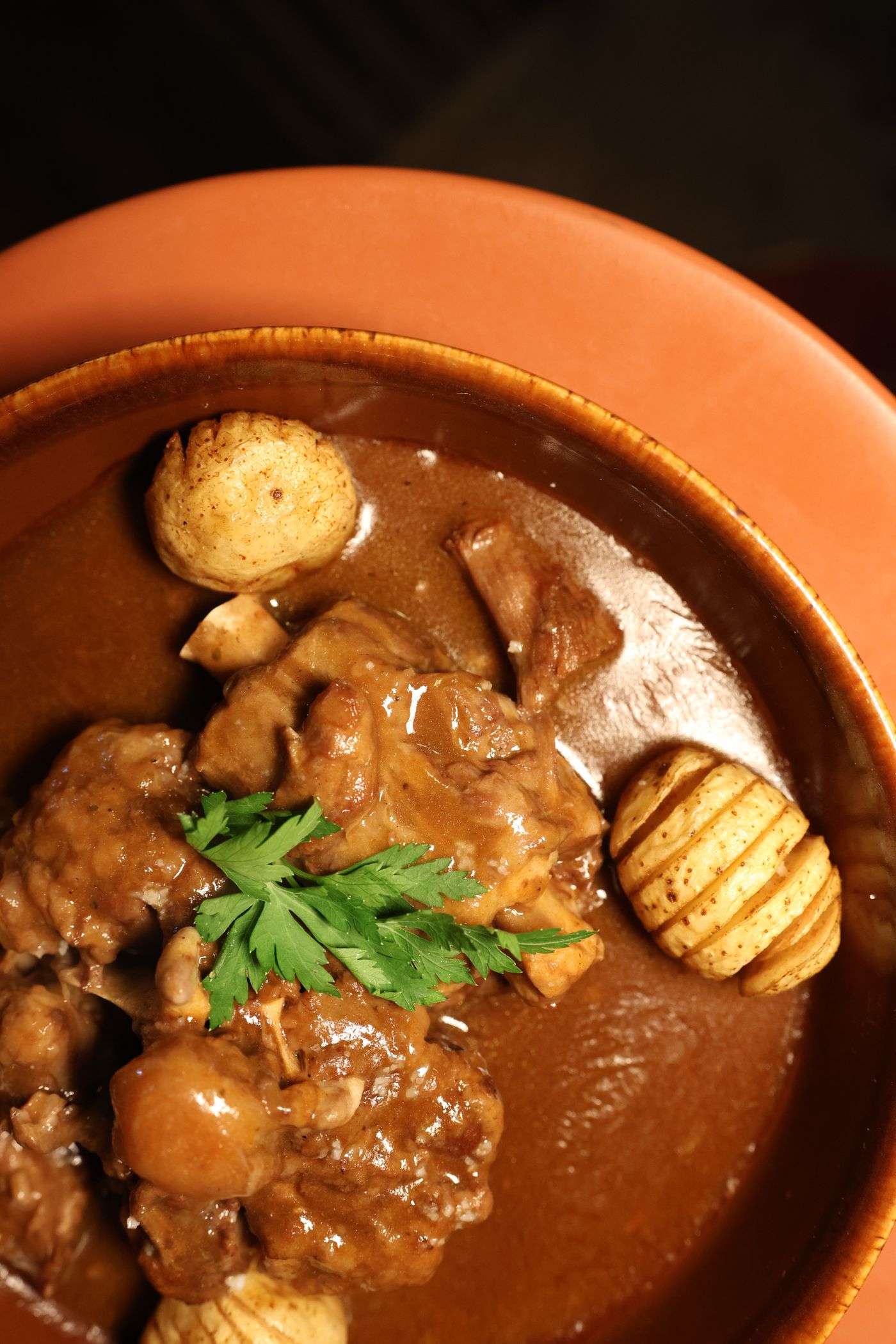 Lapin aux oignons stifado cretois mijote sauce tomate cannelle