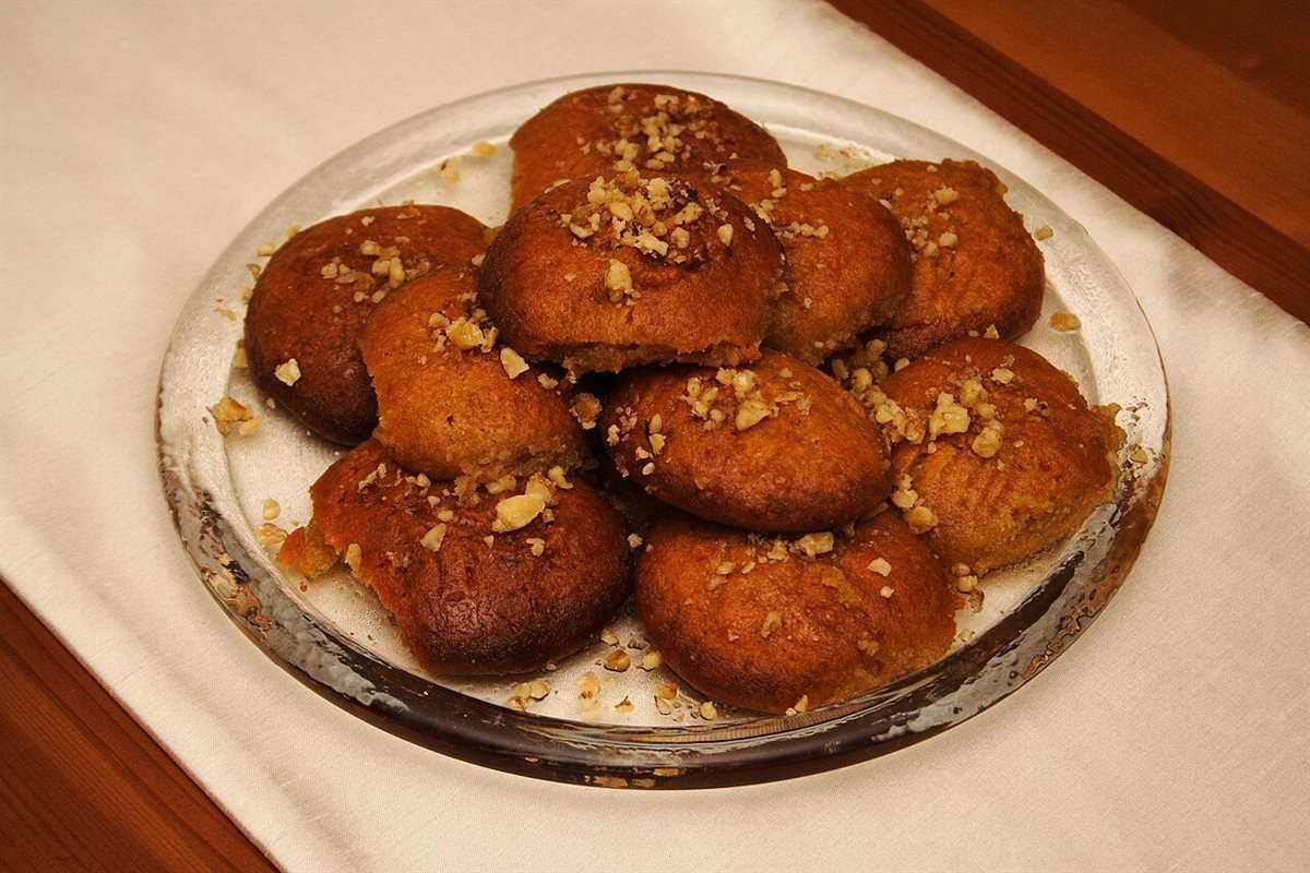 Melomakarona - Biscuits de Noël grecs 1 Melomakarona, biscuits de Noël grecs au miel et à l'orange couverts de noix concassées
