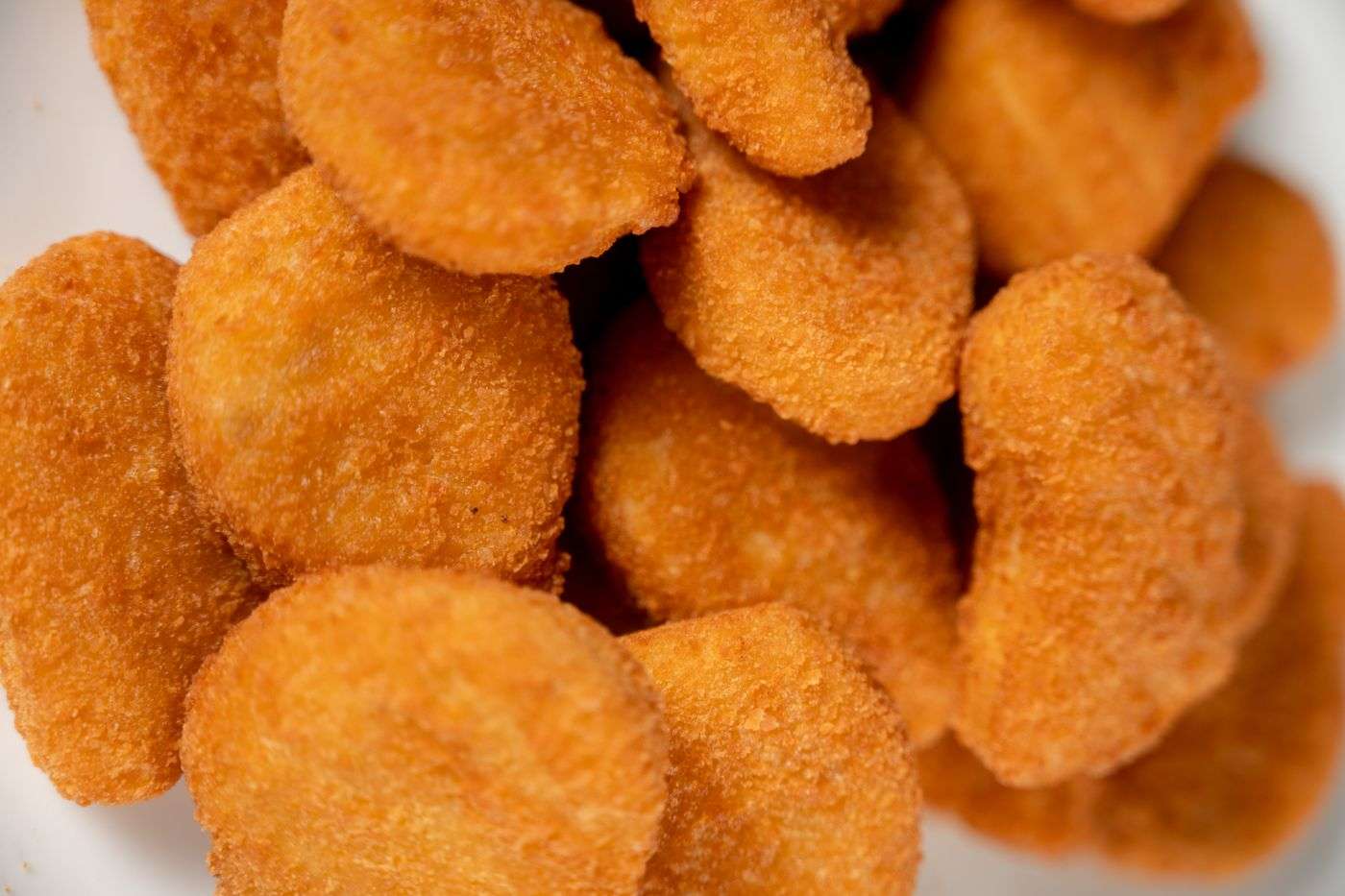 Nuggets de poulet panes croustillants dores servis avec sauce tirokafteri feta
