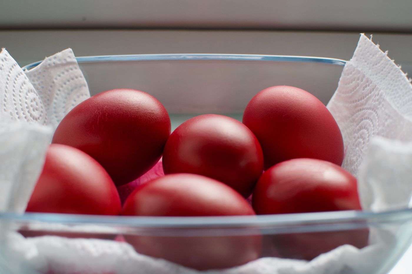 Oeufs rouges de Paques orthodoxe grecque teints en rouge