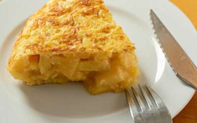 Feuilles de vigne farcies à la viande - Dolmadakia me kima 2 Omelette cretoise (omeleta) aux pommes de terre, feta et persil