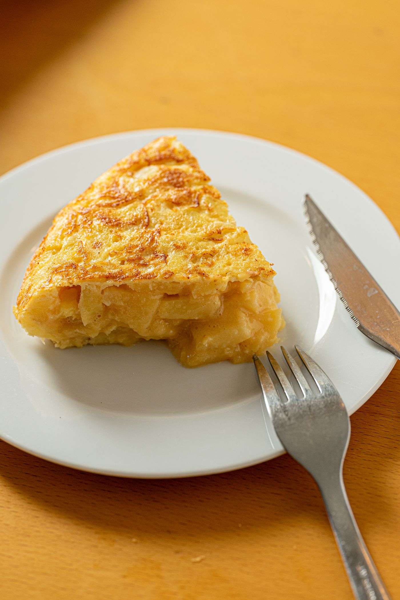 Omelette cretoise omeleta aux pommes de terre feta et persil, doree et tranchee