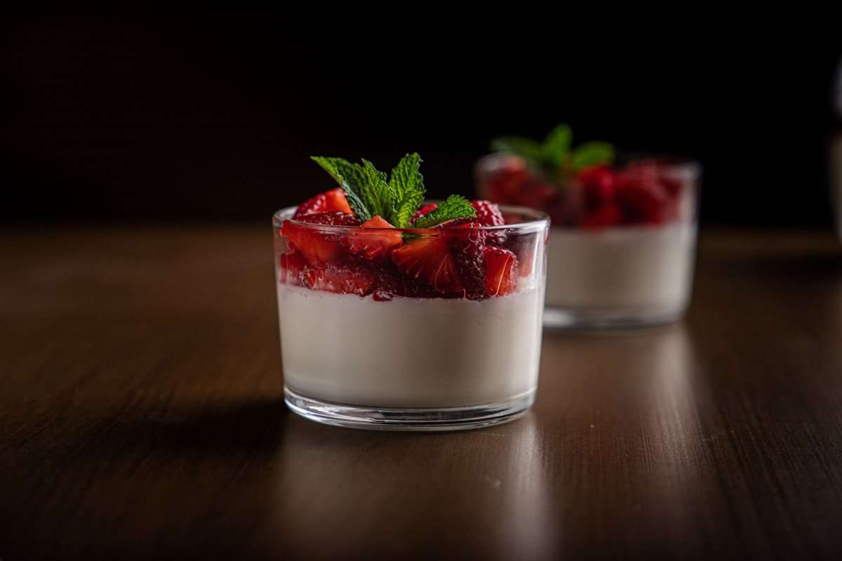 Panna cotta aux coulis de fruits rouges et mastic de Chios 1 Panna cotta au mastic de Chios avec coulis de fruits rouges et fraises en verrine