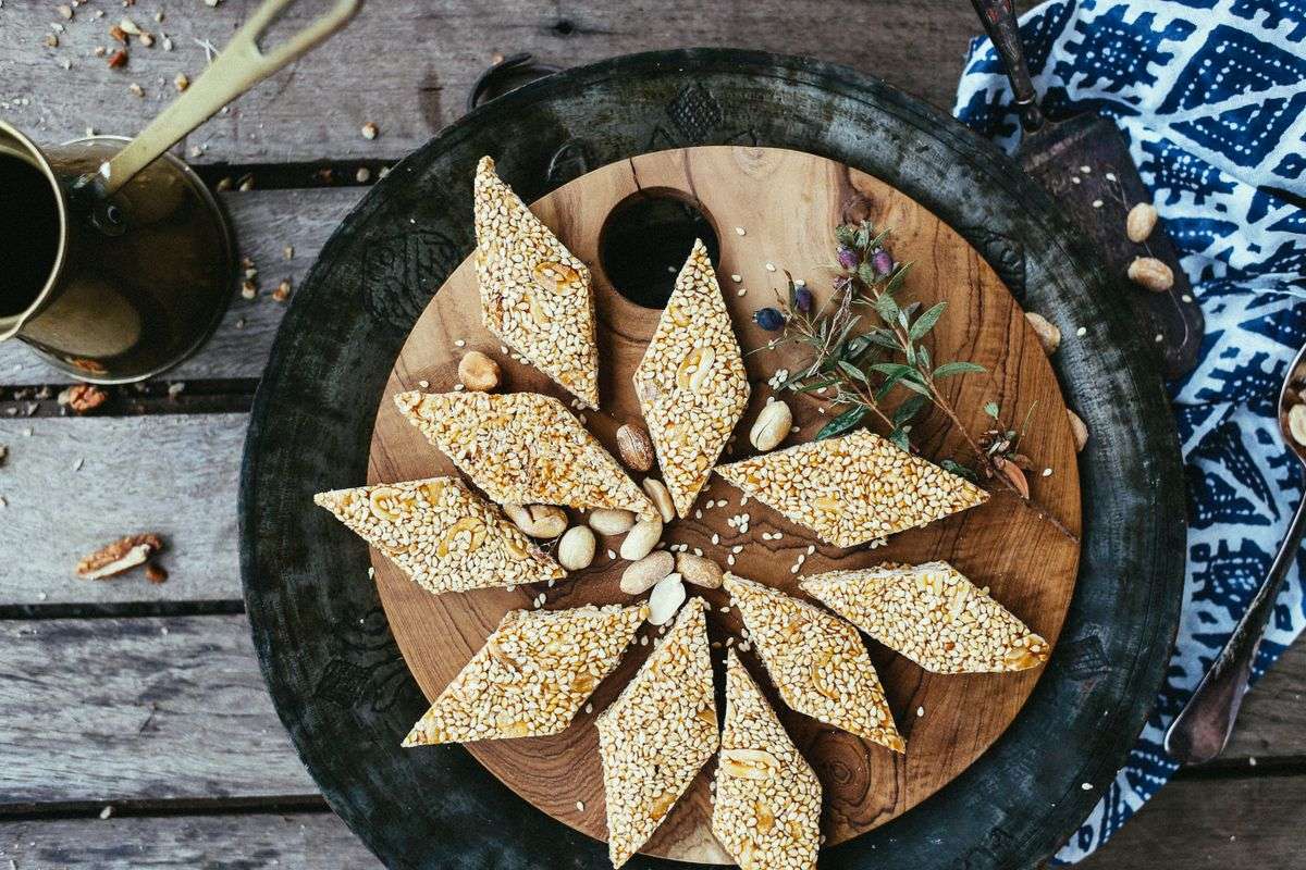 Pasteli barre au sesame et au miel grec traditionnel decoupe en losanges