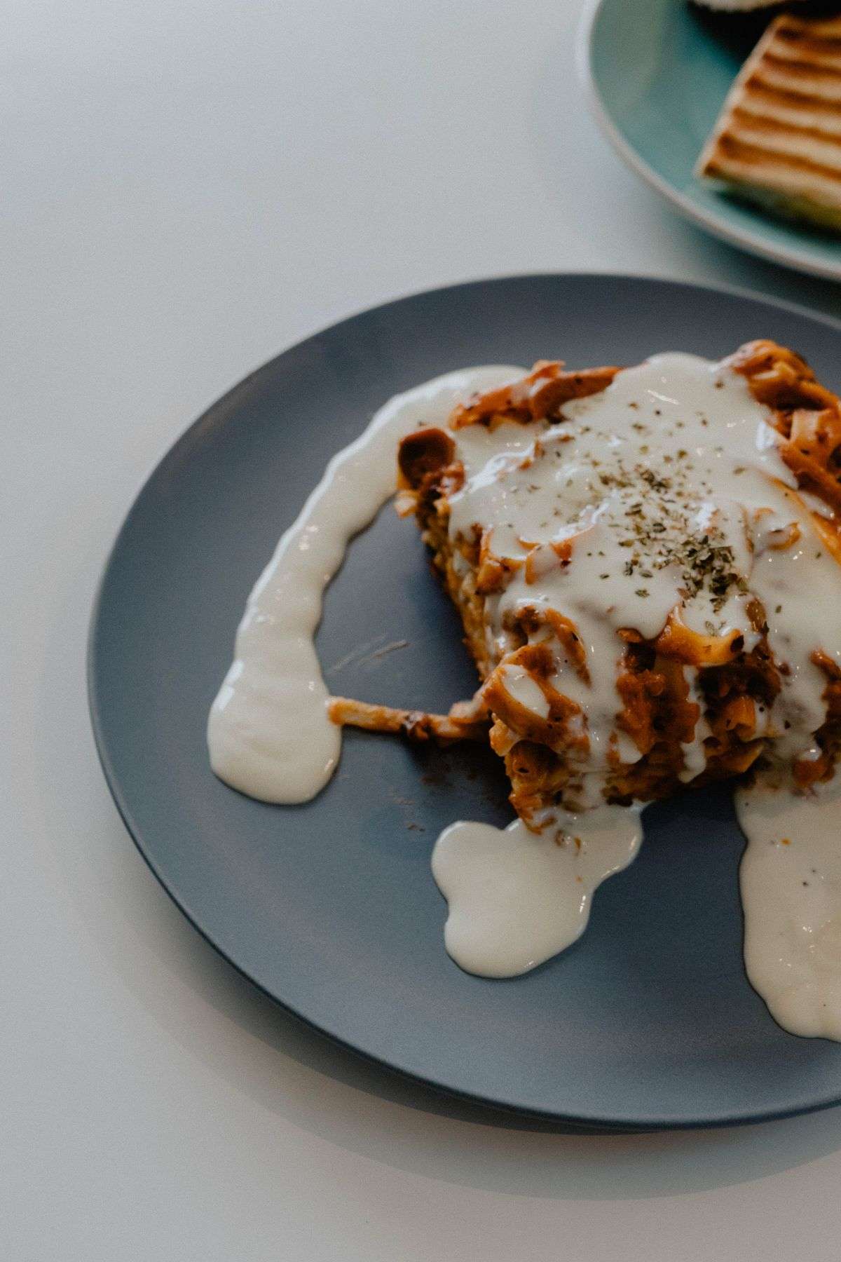 Part de pastitsio grec, gratin de pates a la viande et bechamel