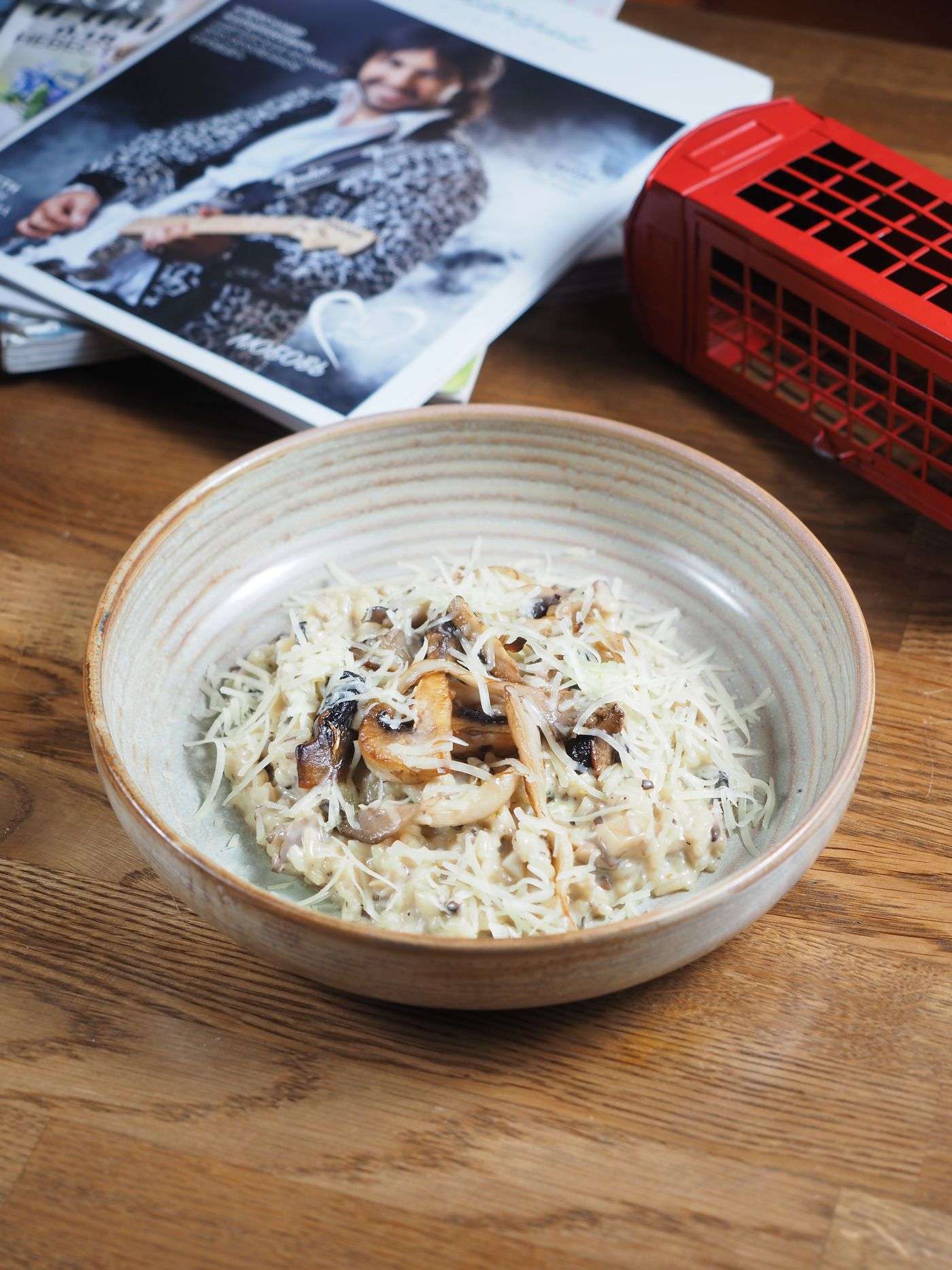 Pates kritharaki (langues d'oiseaux) aux champignons sauvages et feta 1 Pates kritharaki aux champignons sauvages et feta, plat grec cremeux dans un bol