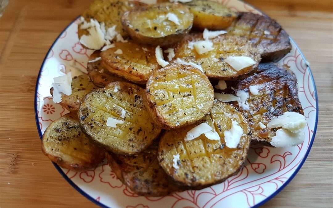 Pommes de terre au four à la feta, quadrillées à la grecque
