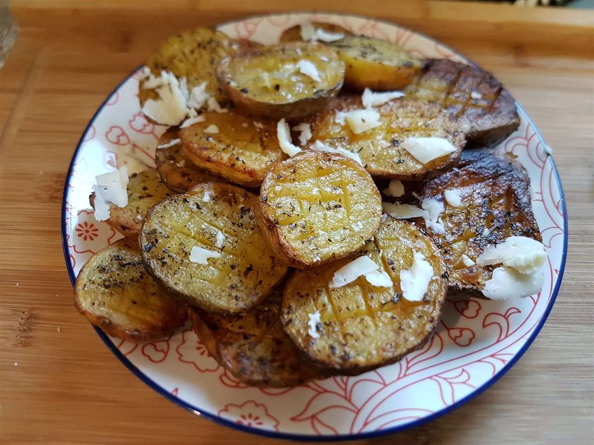 Pommes de terre au four à la feta, quadrillées à la grecque 1 Pommes de terre au four à la feta, quadrillées à la grecque, peau croustillante