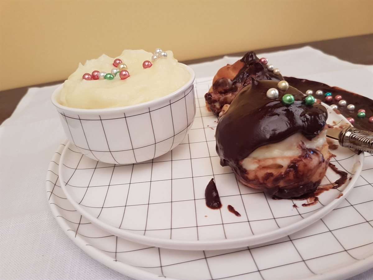 Profiteroles maison nappées de sauce au chocolat, avec leur crème pâtissière au mastic de Chios