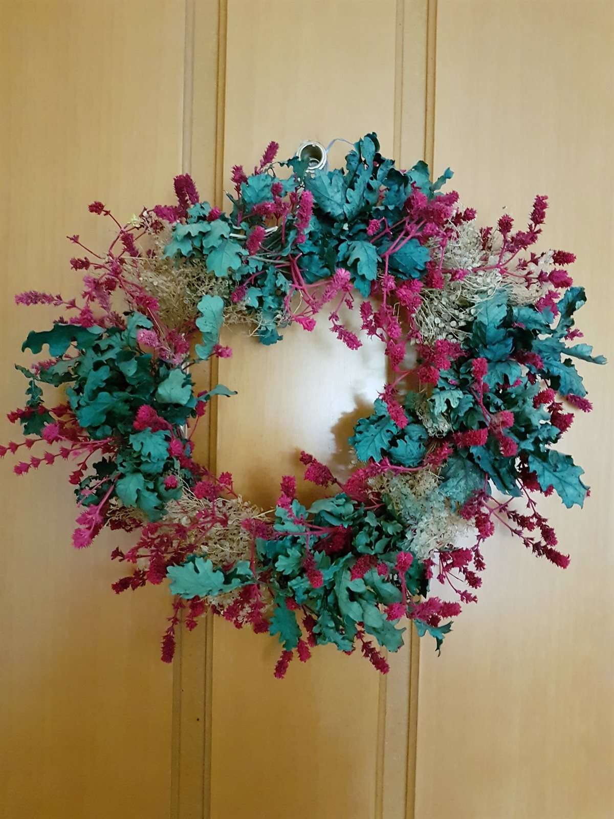 Le 1er Mai - Protomagia 1 Couronne de fleurs du 1er mai accrochée à une porte pour Protomagia
