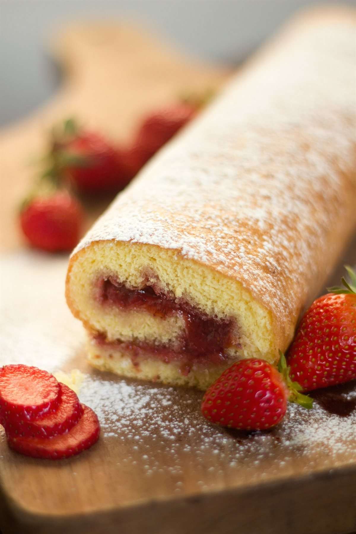 Roulé à la confiture, génoise roulée maison saupoudrée de sucre glace