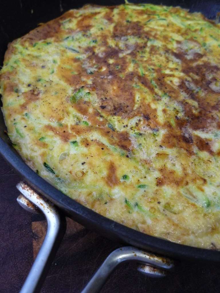 Sfouggato, omelette crétoise aux courgettes râpées dorée à la poêle