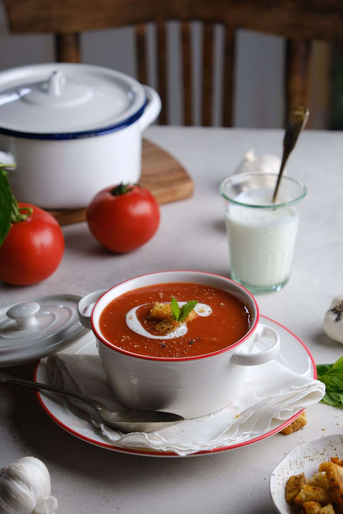 Soupe à la tomate et xinochondros, velouté crétois au citron
