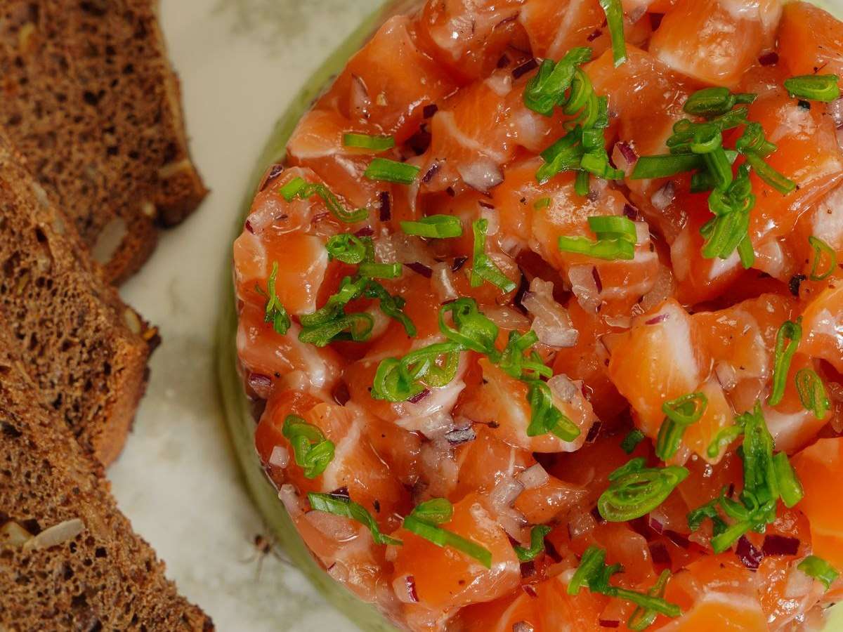 Tartare de saumon en dés au fenouil, oignon frais et bergamote, dressé au cercle