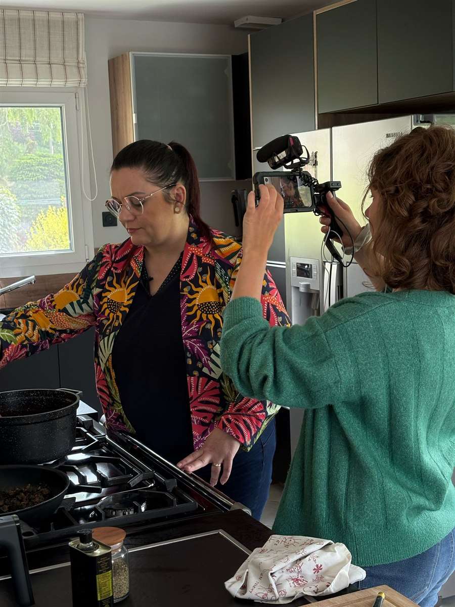 Le jour où la télévision est entrée dans ma cuisine 3 Maria cuisine les escargots au pligouri pendant le tournage d'Arte Voyage en cuisine, dans sa cuisine à Messei