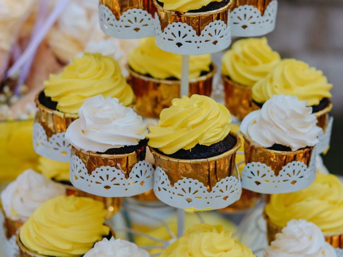 Vasilopita – Cupcake - Gâteau du Nouvel An d'Akis 1 Cupcakes vasilopita du Nouvel An d'Akis avec glaçage au beurre festif jaune et blanc
