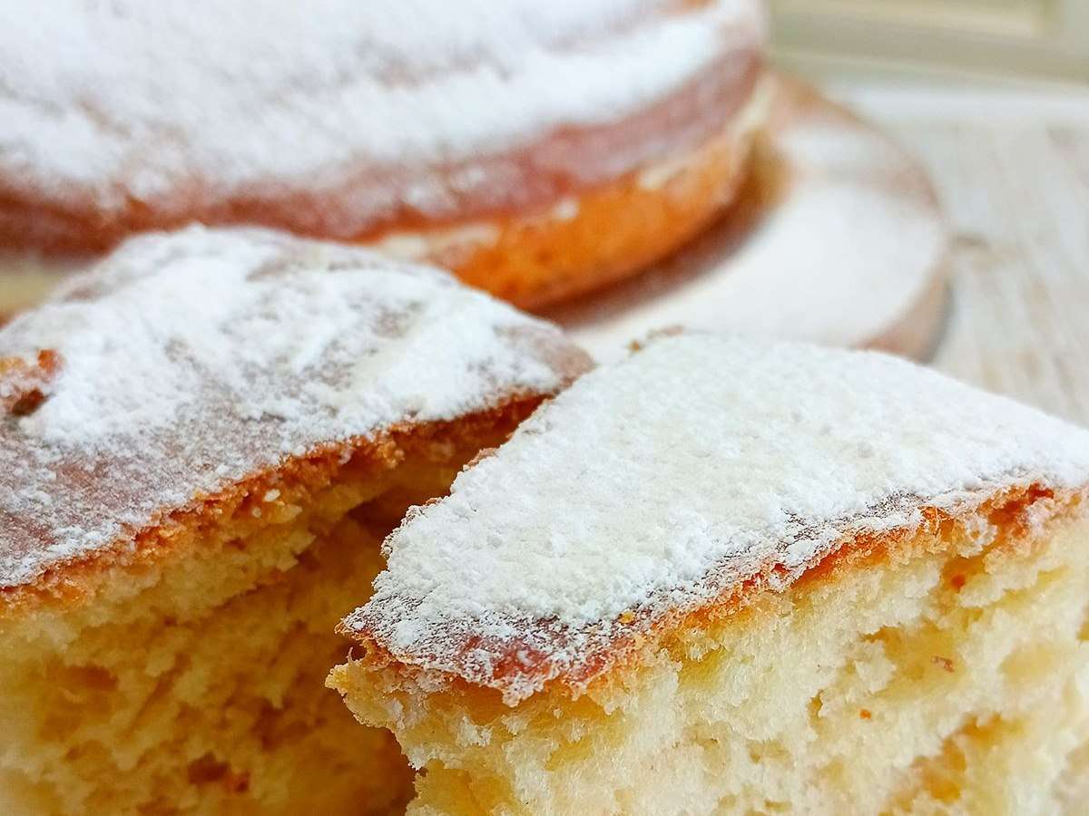 Vasilopita - Gâteau du Nouvel An 1 Vasilopita, le gâteau du Nouvel An grec, saupoudrée de sucre glace avec ses parts coupées