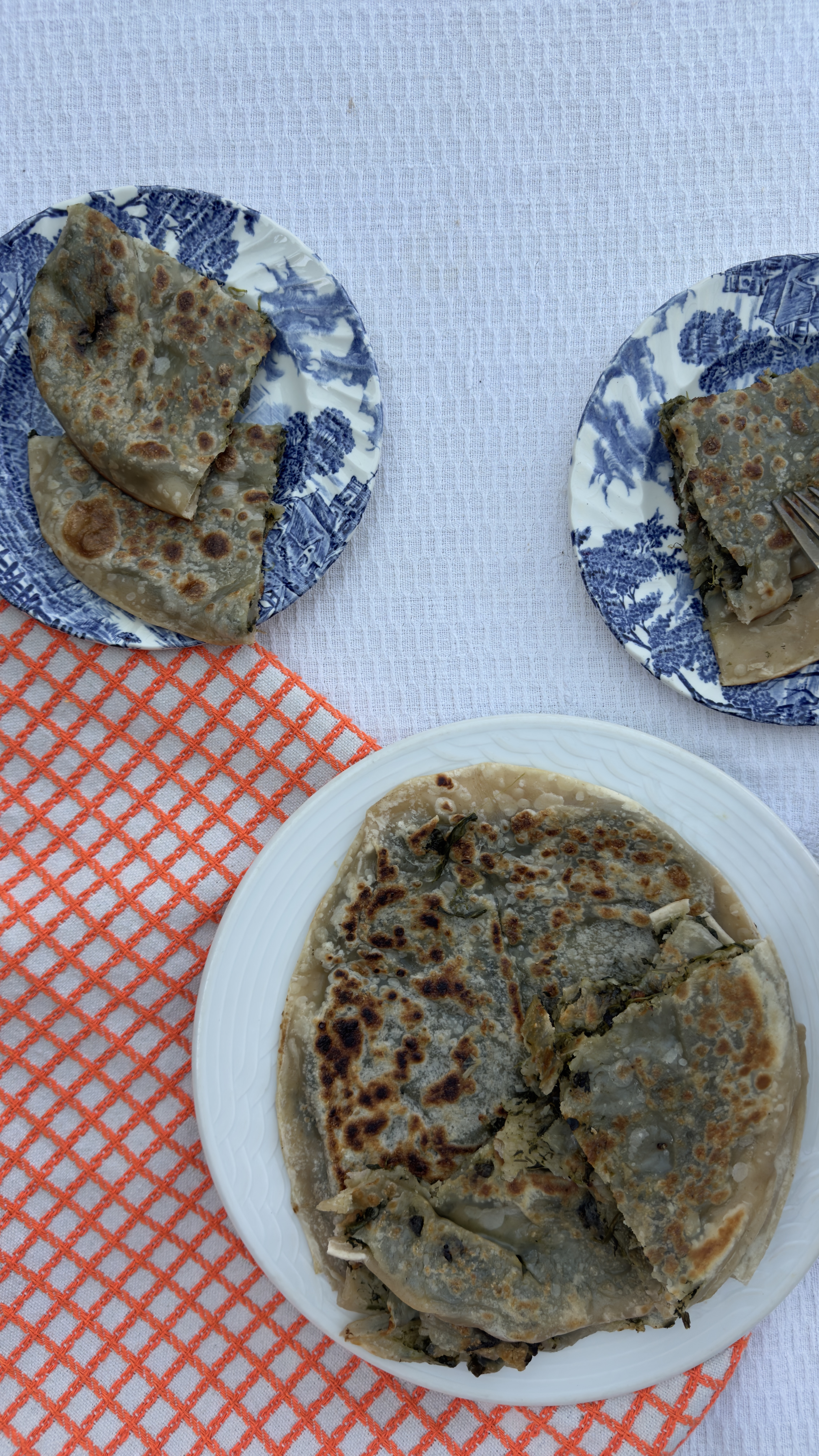 La rentrée d'une Crétoise 2 Chortopita maison, feuilletés aux herbes de Crète sur des assiettes bleues