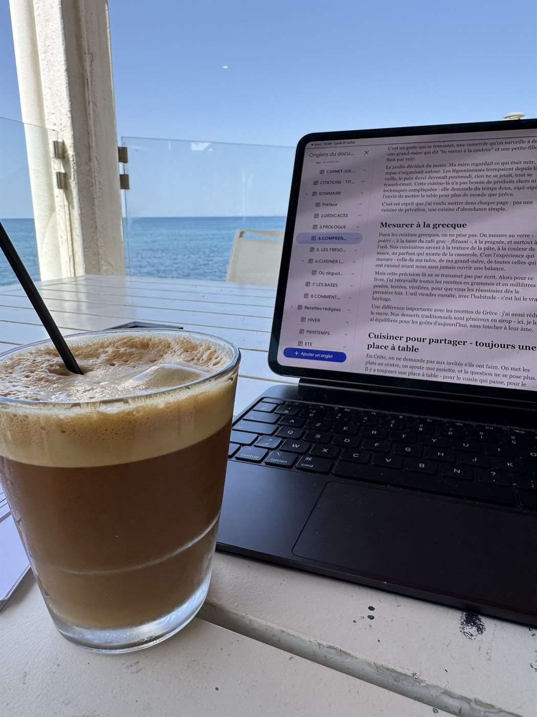 Les coulisses de mon été crétois 7 Carnet de travail et café frappé sur une terrasse face à la mer