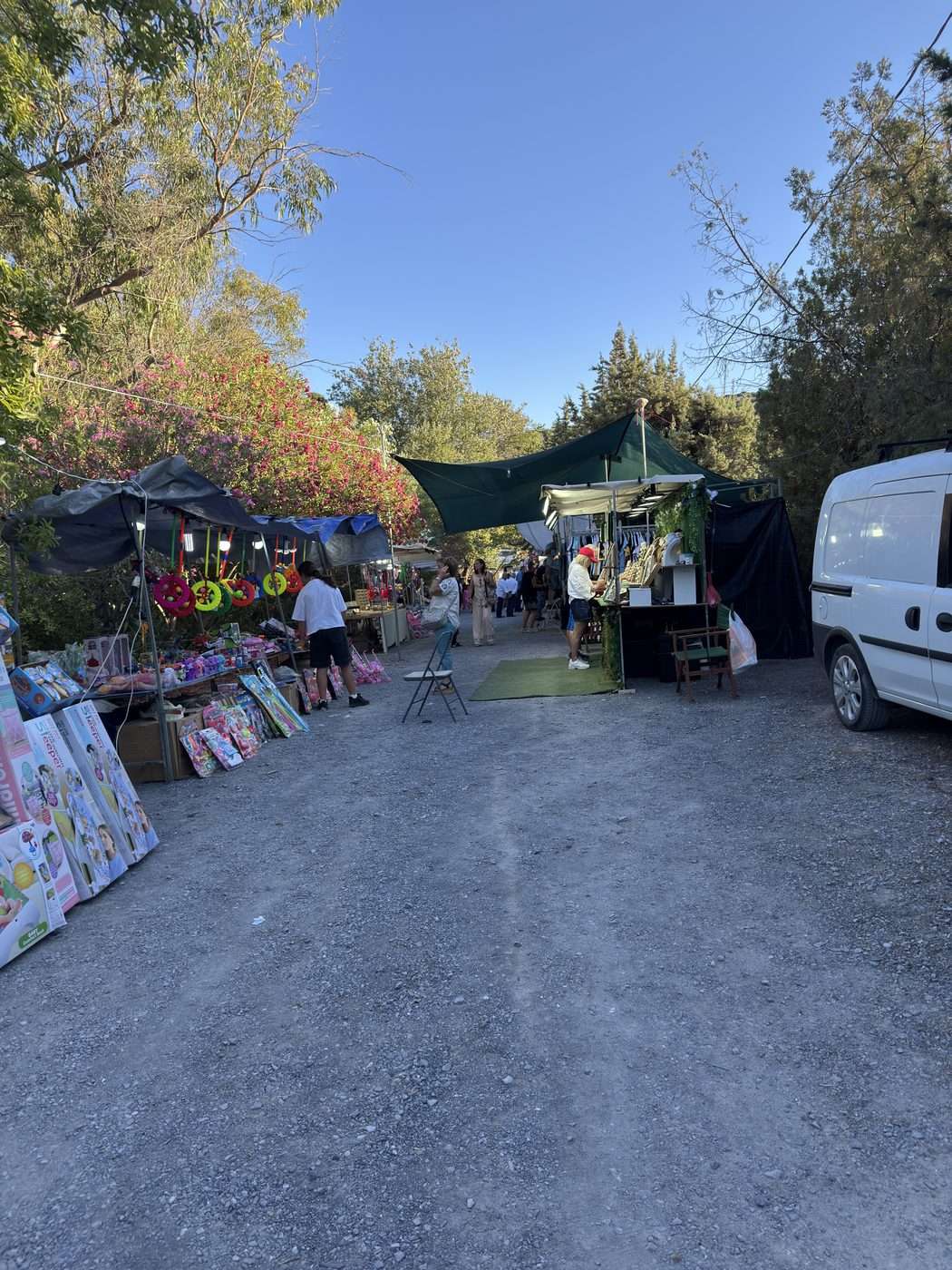 Allée de stands colorés installés pour la fête du village lors d'un panigyri en Crète