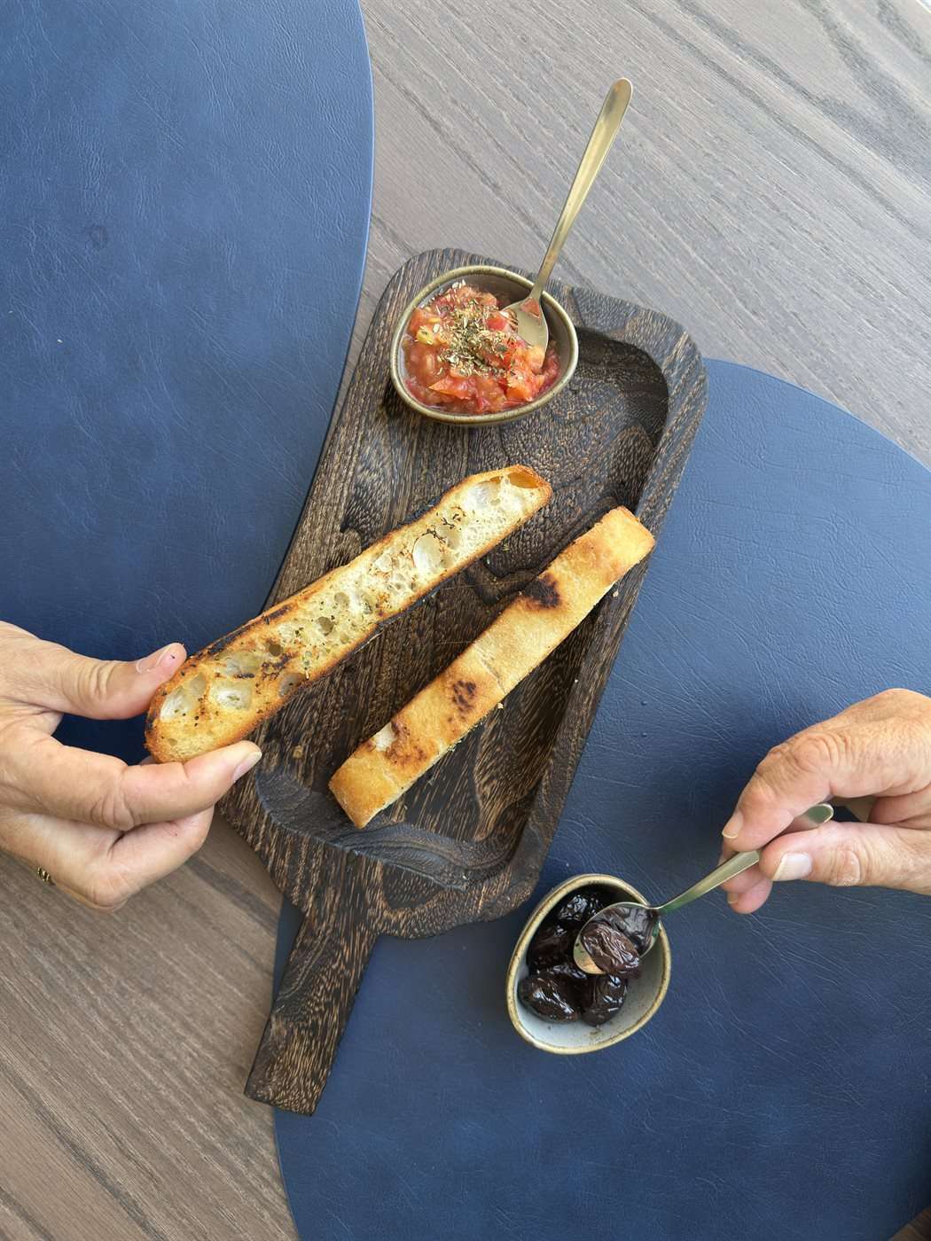 Les coulisses de mon été crétois 8 Planche à partager : pain grillé, tomate, olives Kalamon