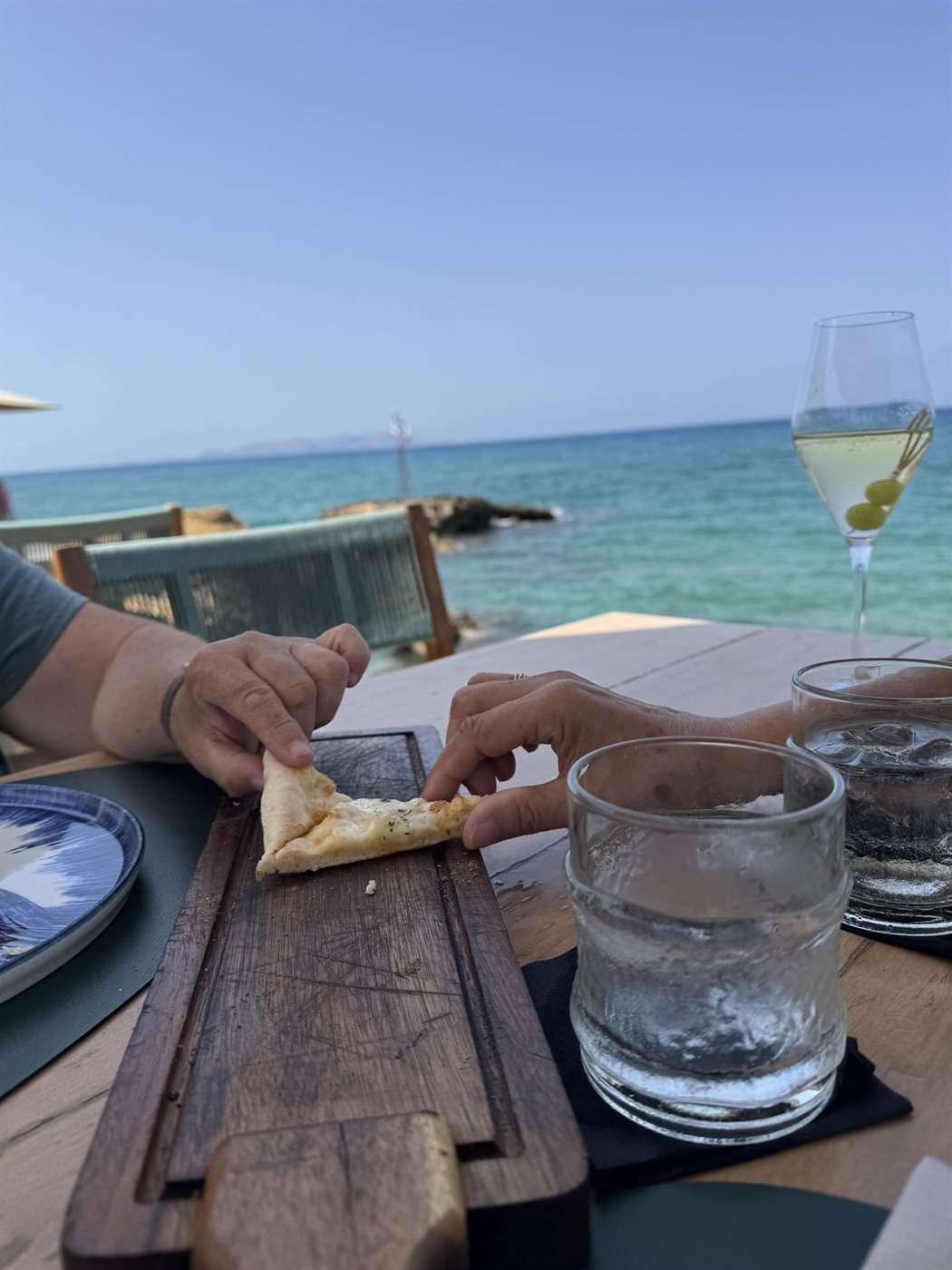 Les coulisses de mon été crétois 9 Part de tiropita partagée à une table au bord de l'eau