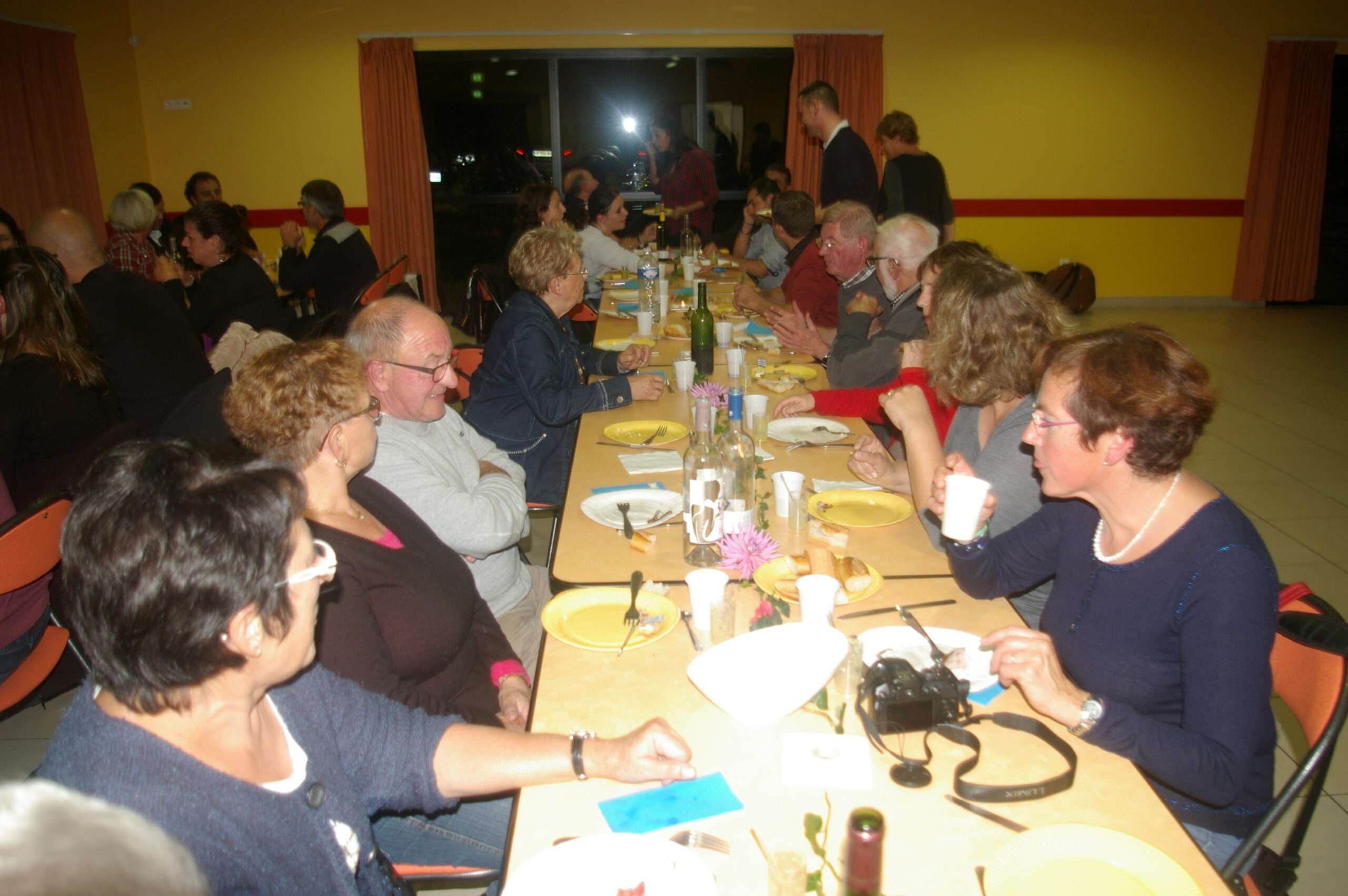 Dix ans de ponts entre la Normandie et la Crète 10 Le dîner avec les Crétois à Messei, octobre 2014