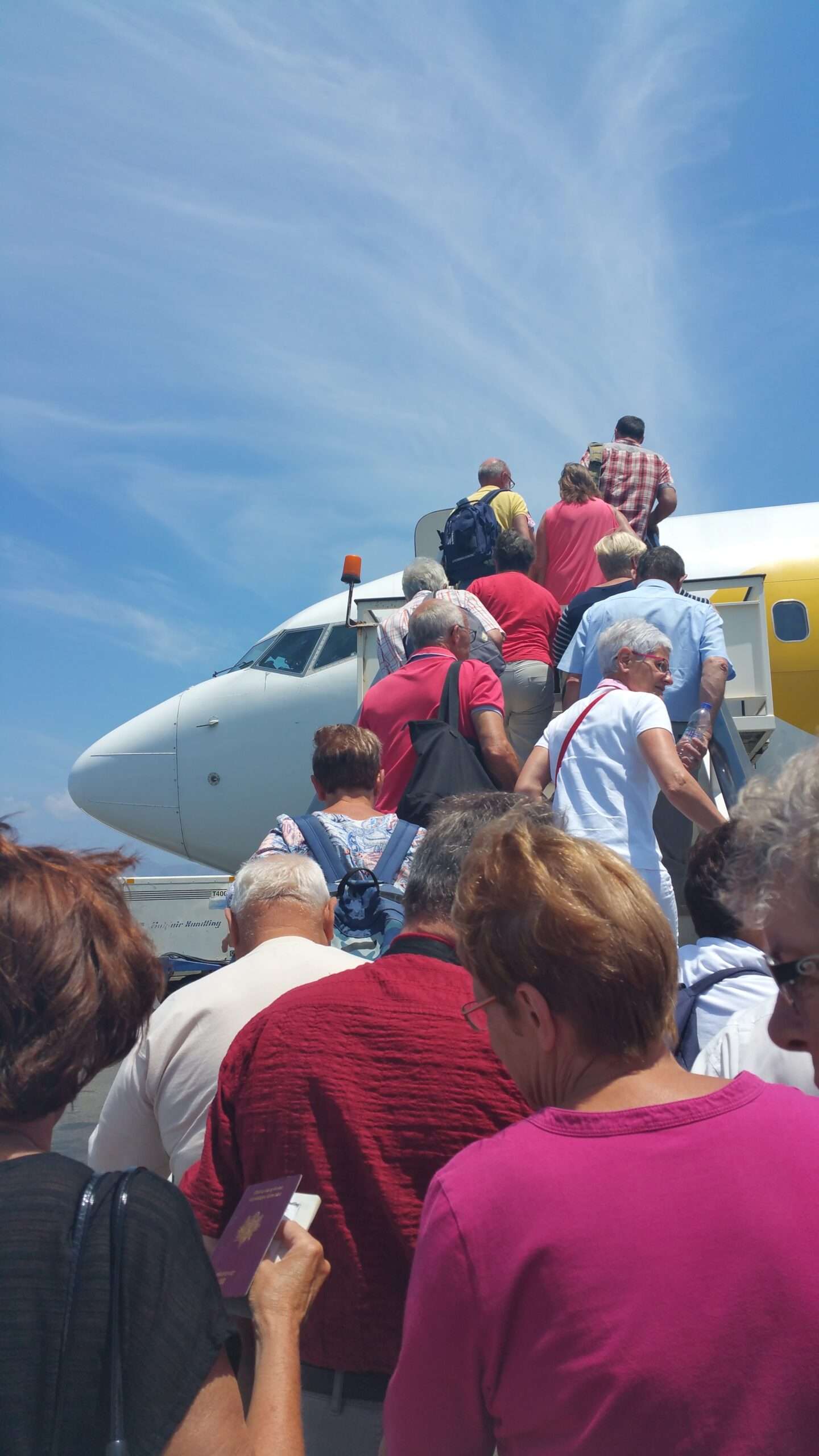 Dix ans de ponts entre la Normandie et la Crète 5 Le groupe monte dans l'avion pour la Crète, le jour du départ du premier voyage, juin 2015
