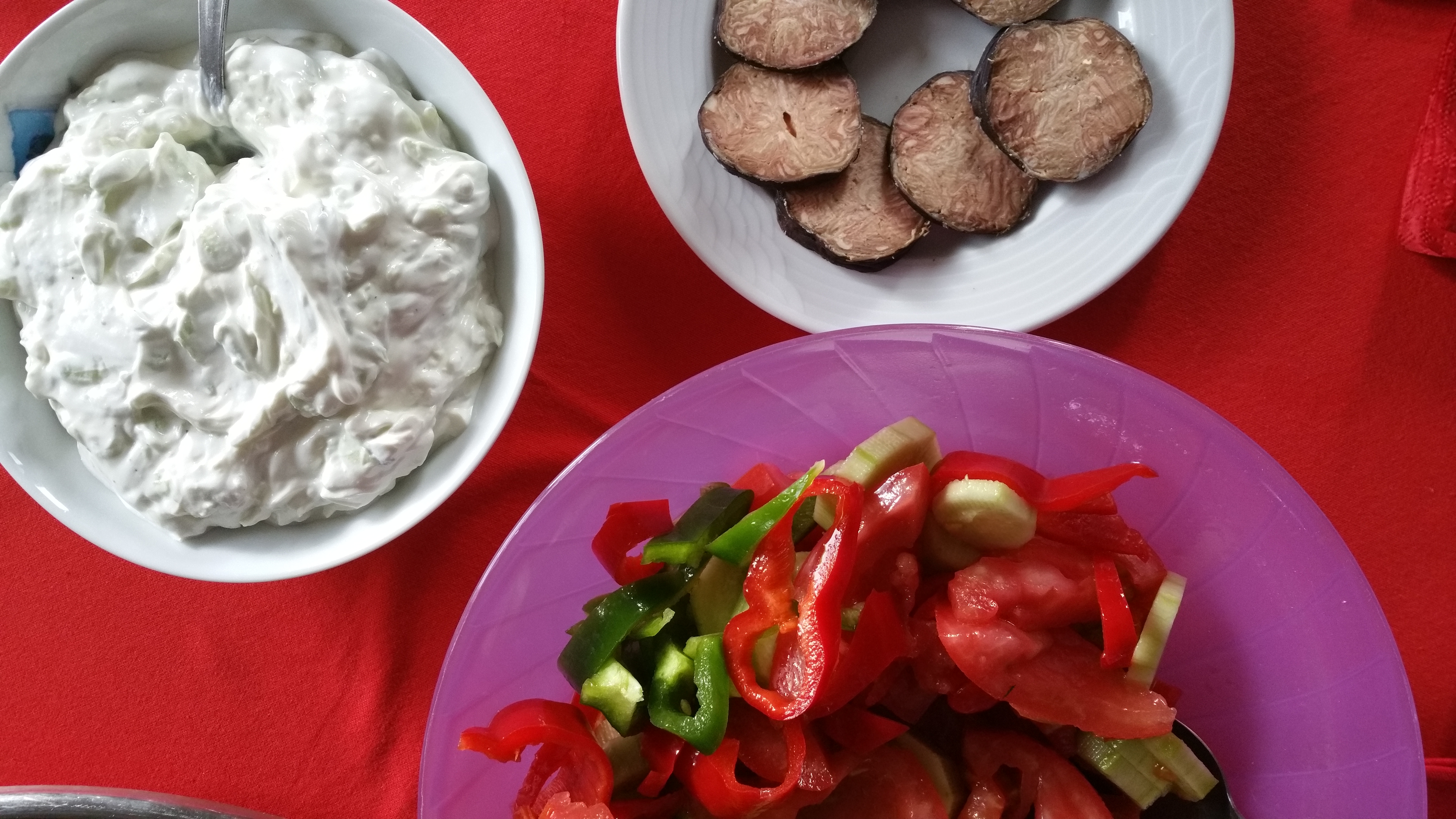 Dix ans de ponts entre la Normandie et la Crète 6 De l'andouille de Vire servie à côté du tzatziki et des poivrons, sur une table en Crète, mai 2016