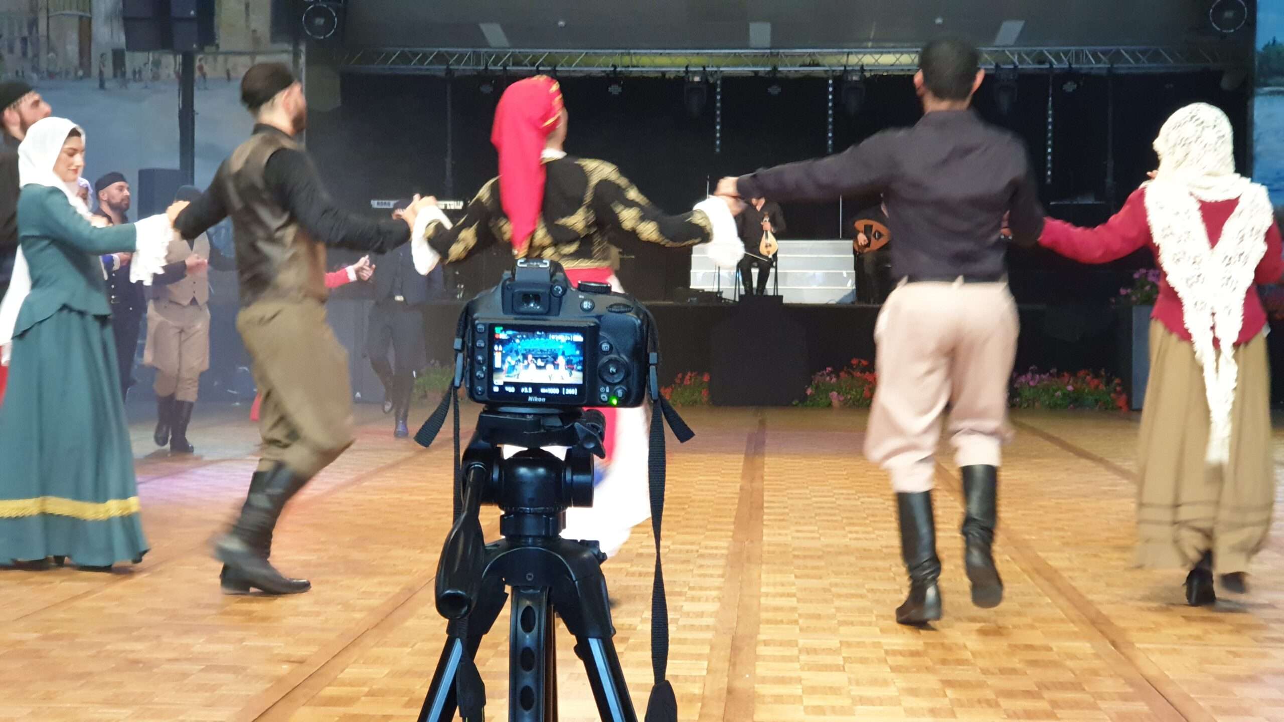 Dix ans de ponts entre la Normandie et la Crète 15 Danseurs crétois en costume filmés par une caméra, festival de la viande d'Évron 2019