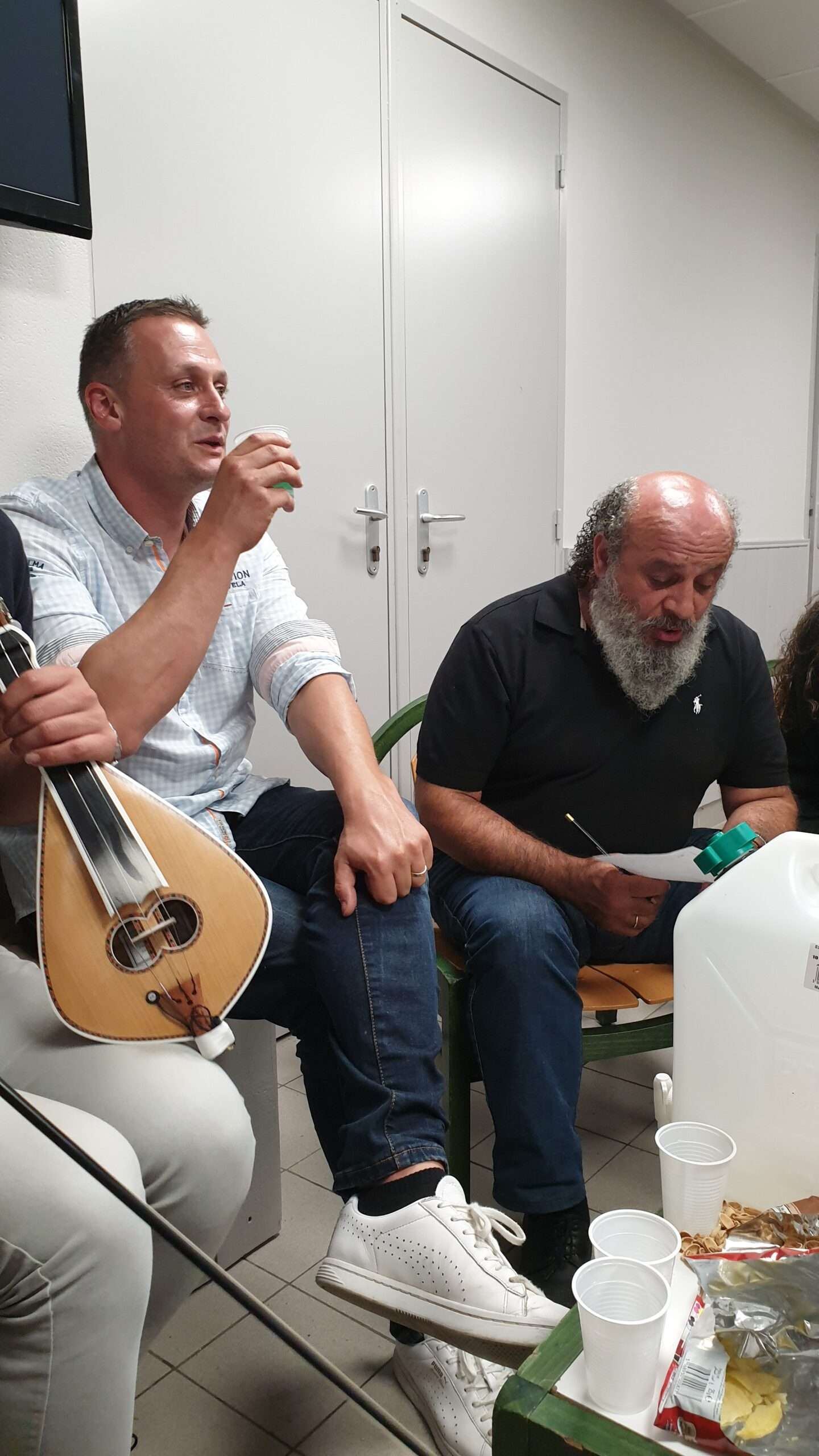 Dix ans de ponts entre la Normandie et la Crète 16 Un musicien à la lyra crétoise à Évron, septembre 2019