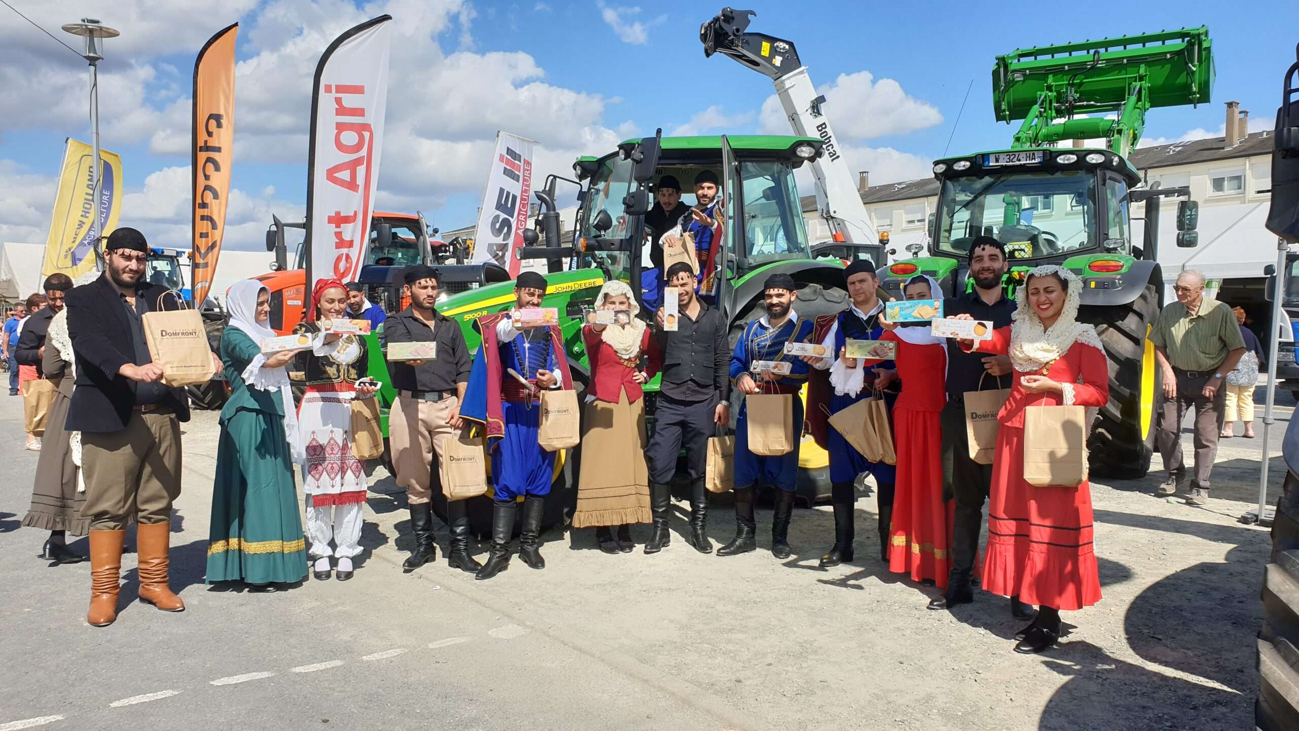 Dix ans de ponts entre la Normandie et la Crète 8 Les danseurs crétois en costume devant les tracteurs du festival de la viande d'Évron, septembre 2019