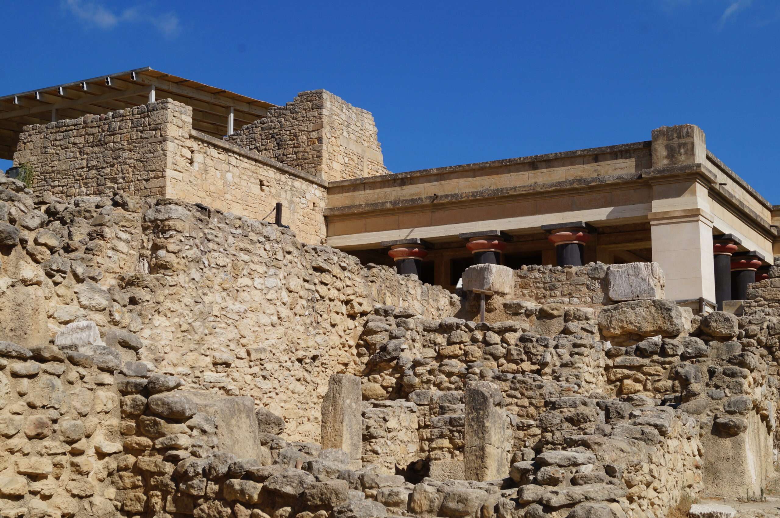 Ce que Socrate dirait de l'intelligence artificielle 8 Les murs et les colonnes du palais de Knossos sous le ciel bleu de Crète
