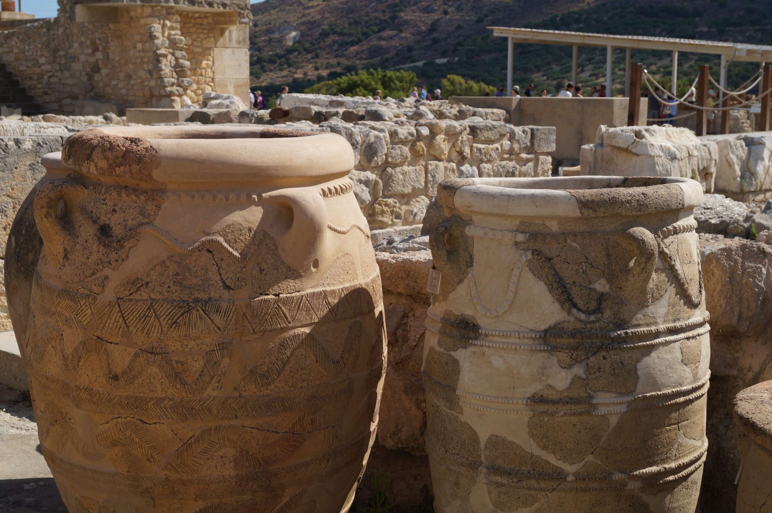 Ce que Socrate dirait de l'intelligence artificielle 9 Deux grandes jarres minoennes, les pithoi, au palais de Knossos en Crète