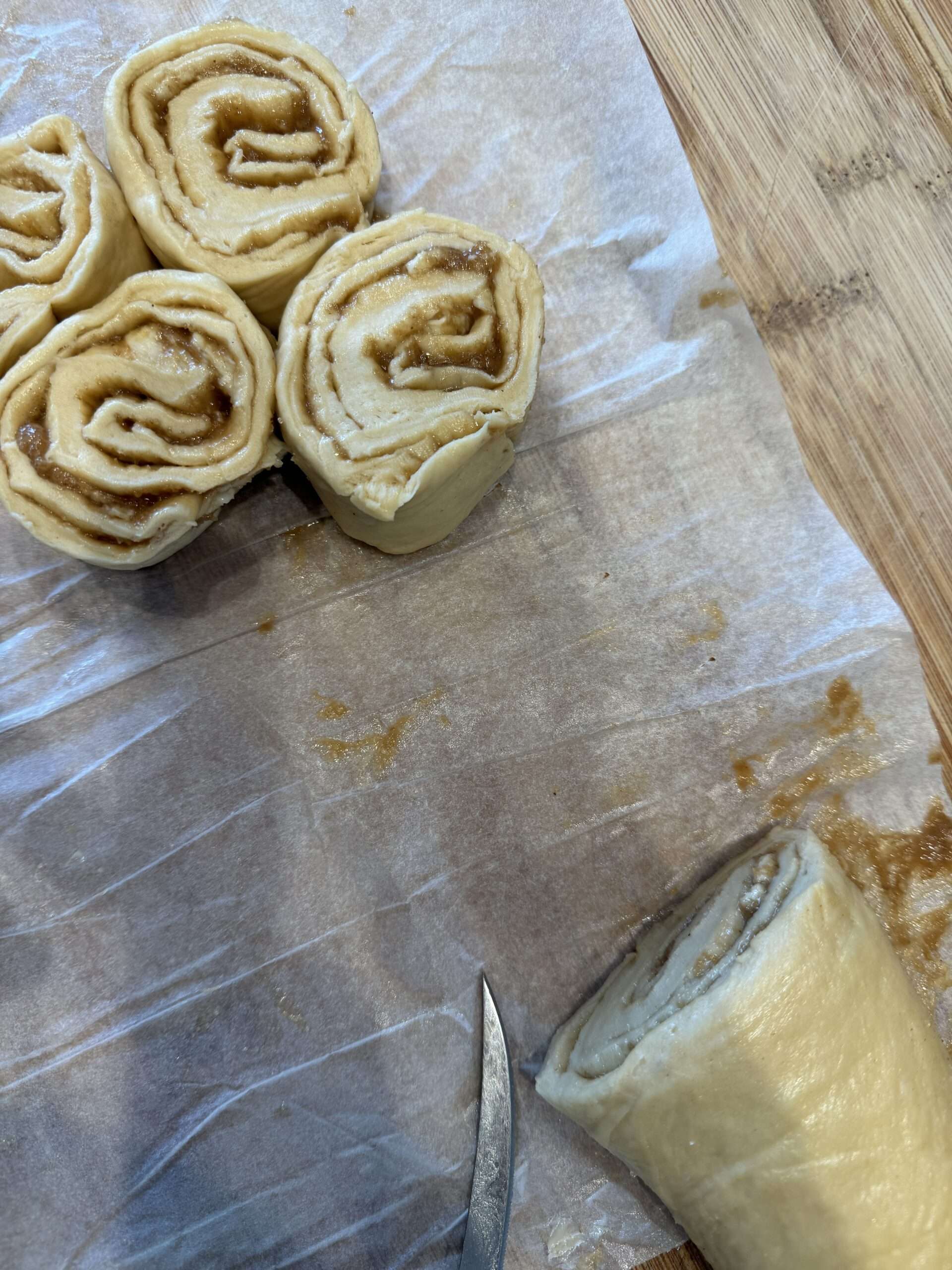 Les spirales coupées au fil Spirales de cinnamon rolls au tahini coupées au fil, avant cuisson