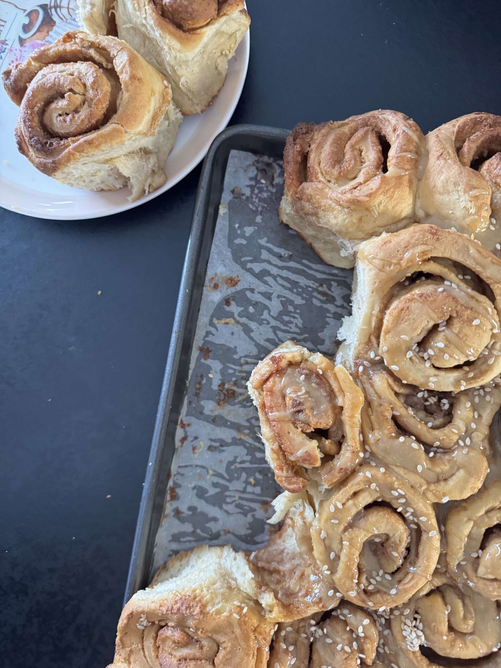 Cinnamon rolls grecs au tahini Cinnamon rolls grecs dorés au tahini et miel de thym, dans la plaque et dans l'assiette
