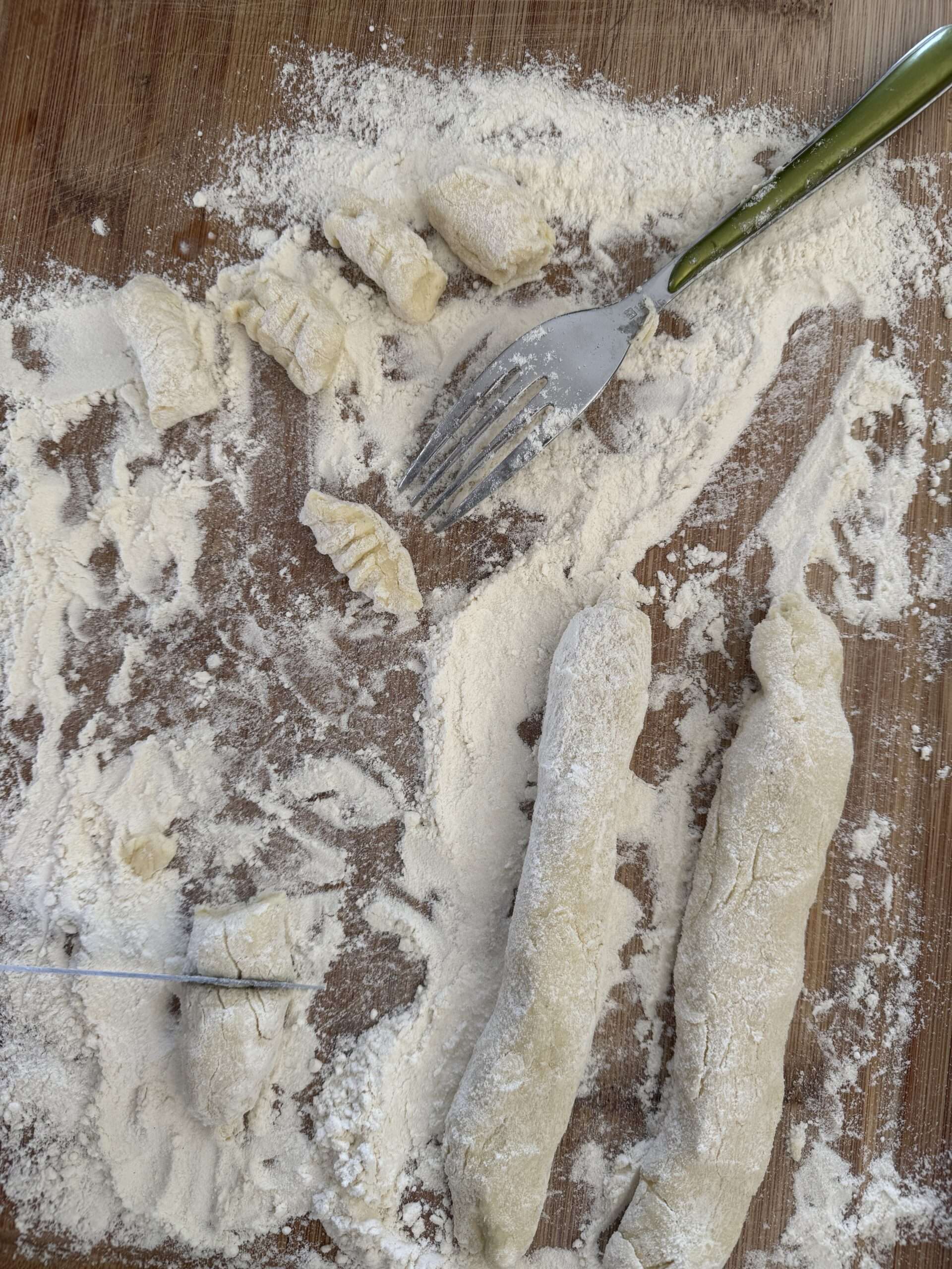 Boudins de pâte à gnocchis au manouri sur la planche farinée, avec la fourchette