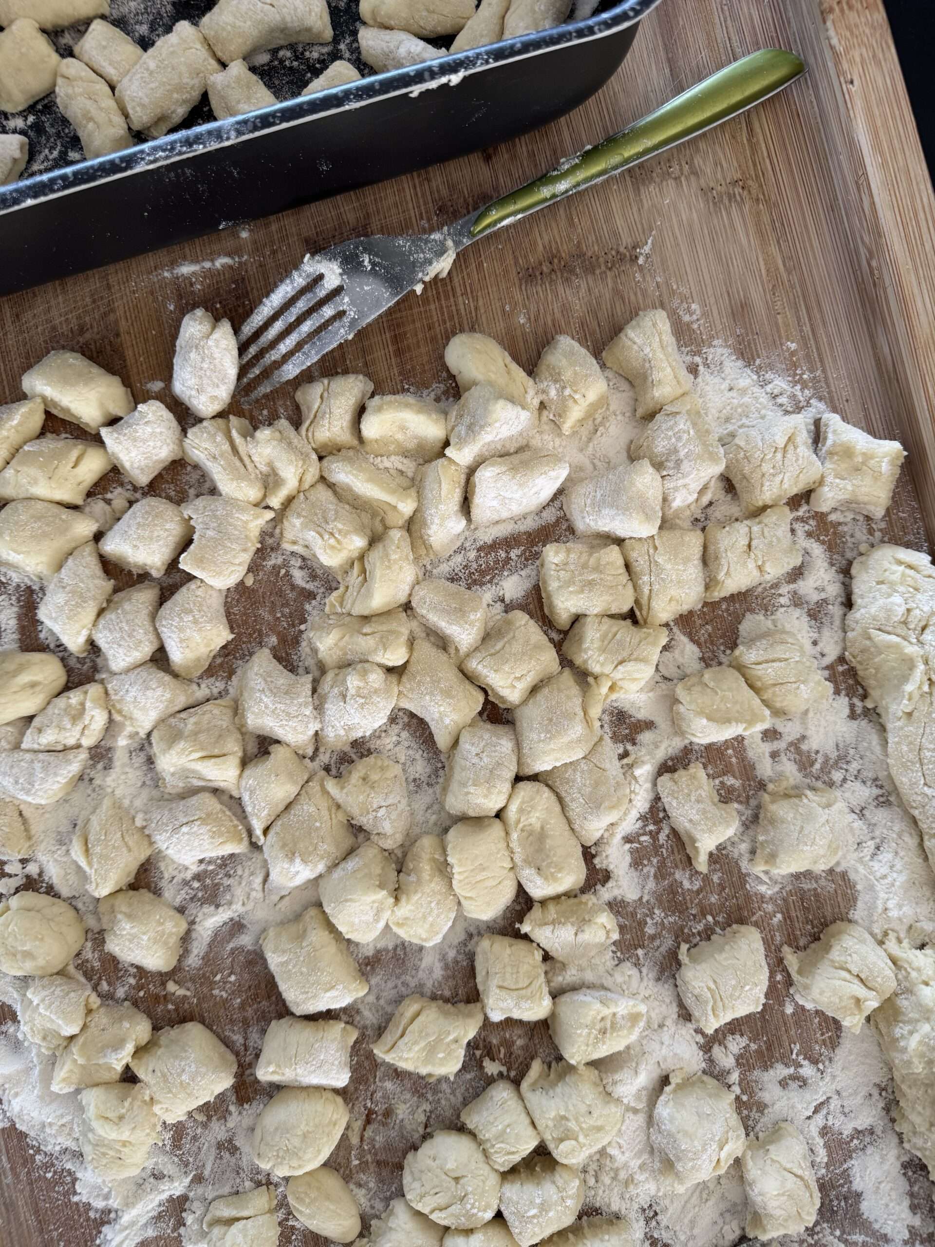 Gnocchis coupés et rayés à la fourchette, sur la planche farinée