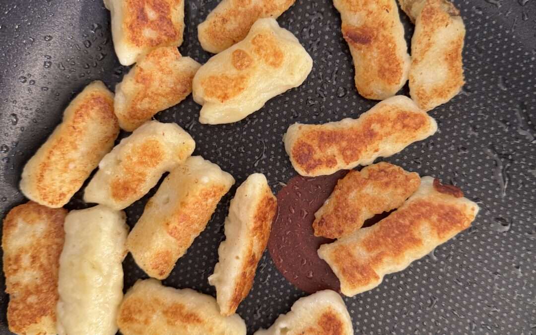 Gnocchis grecs au manouri, sauce tomate au yaourt et kefalotyri gratiné