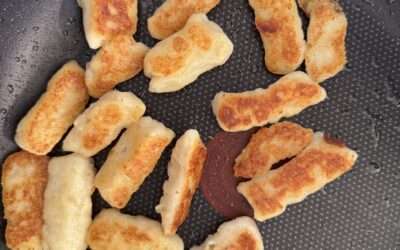 Gnocchis grecs au manouri, sauce tomate au yaourt et kefalotyri gratiné
