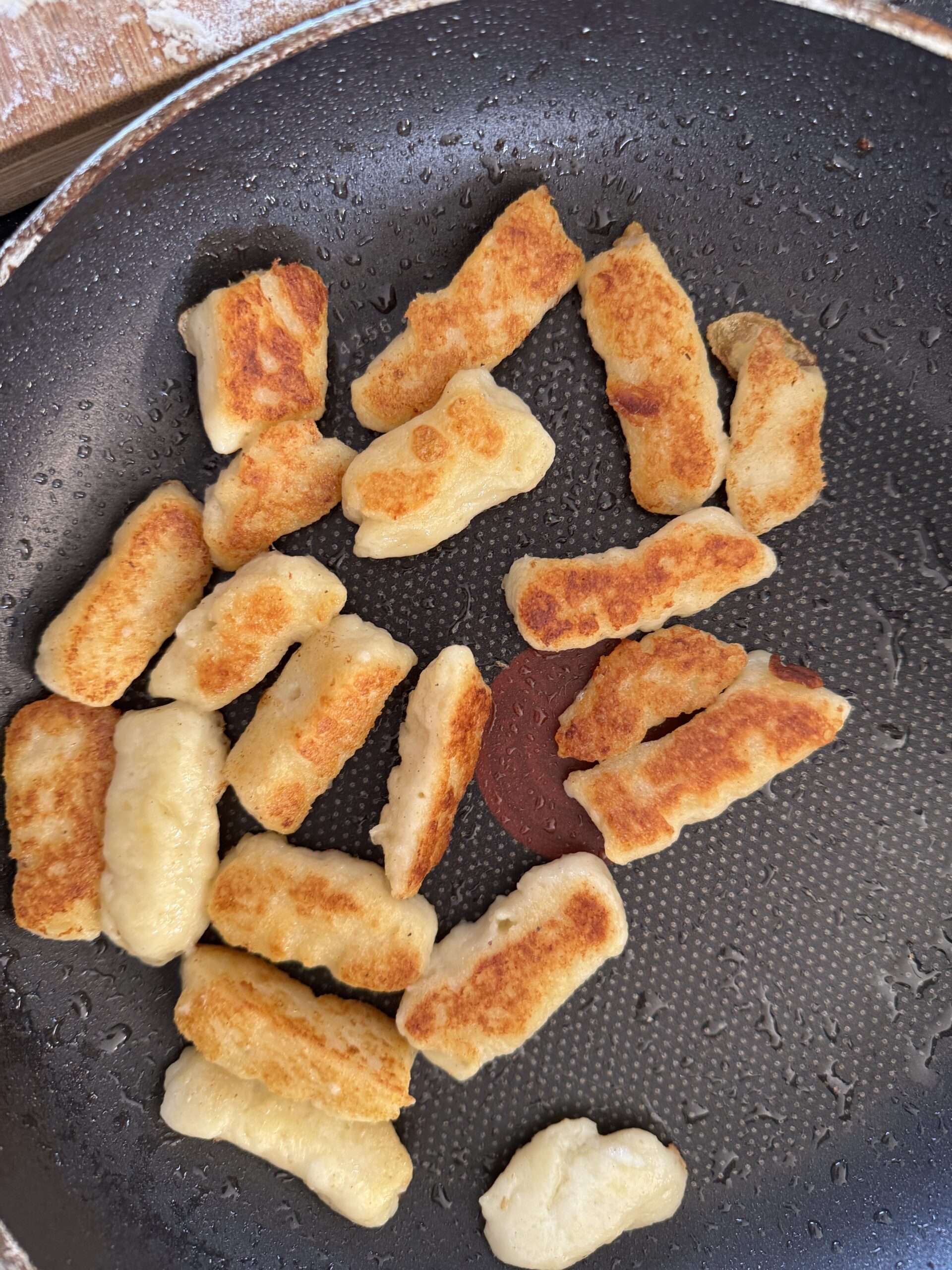 Gnocchis grecs au manouri dorés à la poêle, avant le gratin