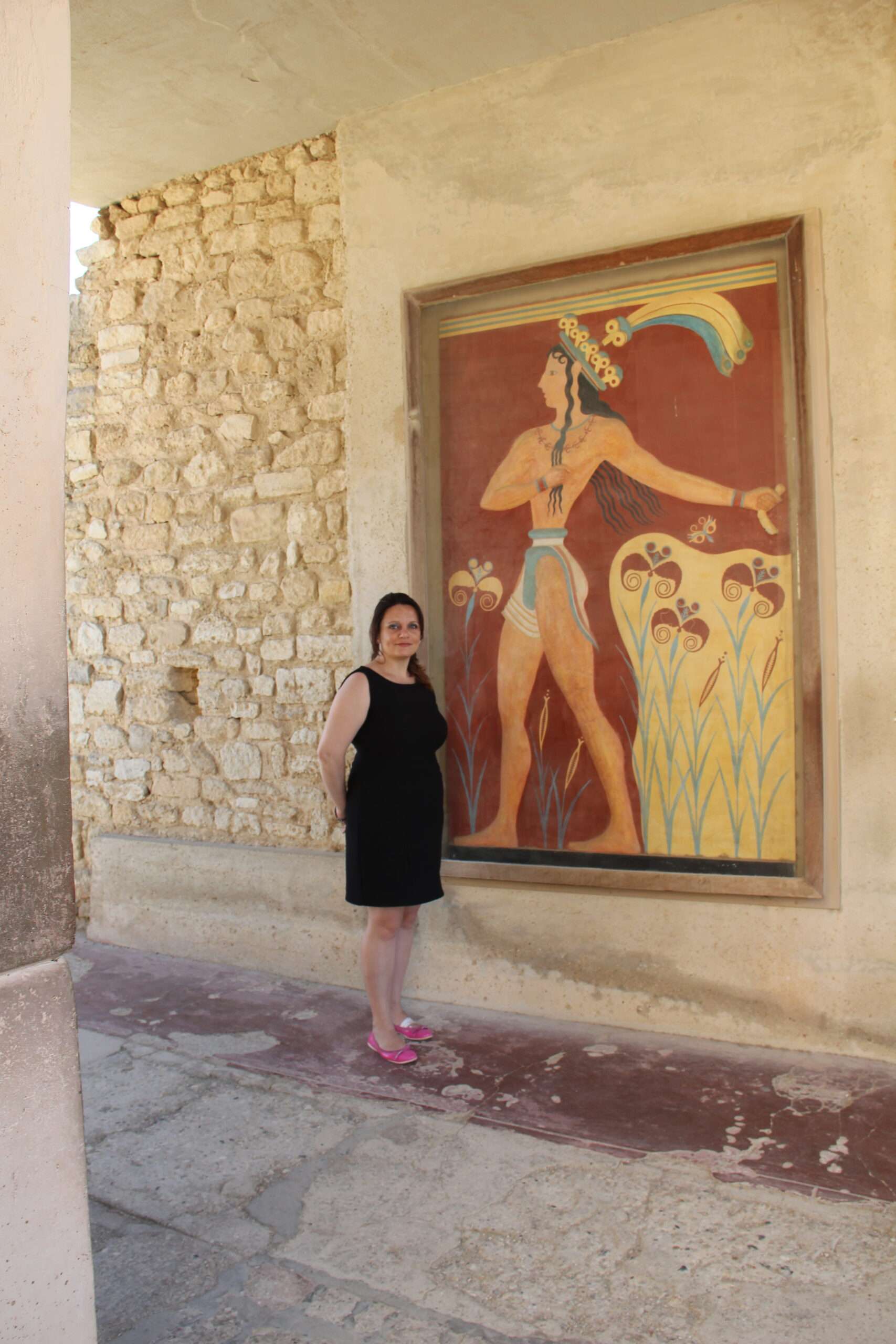 Ce que Socrate dirait de l'intelligence artificielle 11 Maria Thalassinaki devant la fresque du prince aux lis, palais de Knossos
