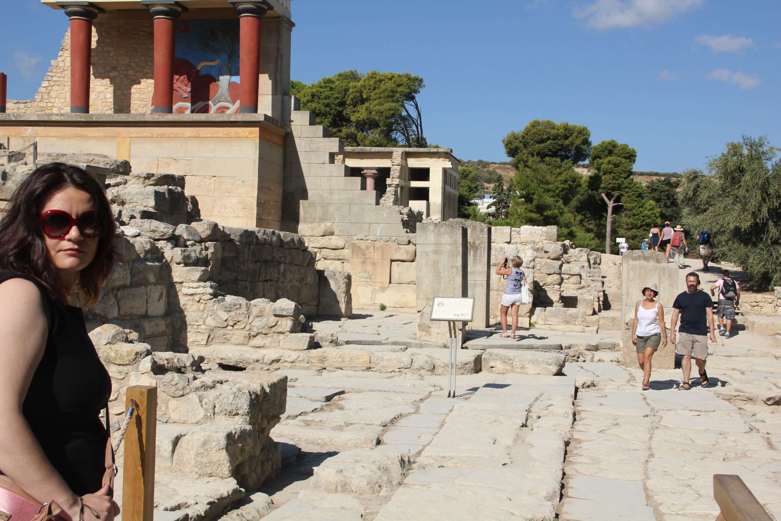 Ce que Socrate dirait de l'intelligence artificielle 14 Maria Thalassinaki devant les ruines et les colonnes rouges de Knossos